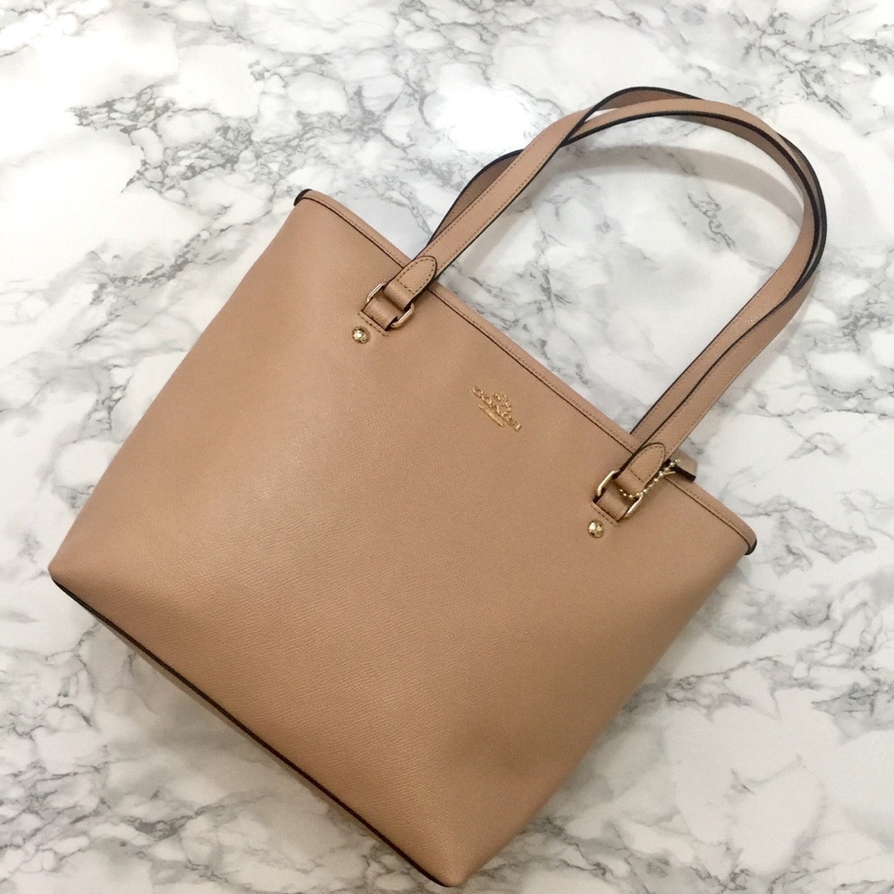 Coach Cream Tote Bag with Structured Design and Minimalist Style